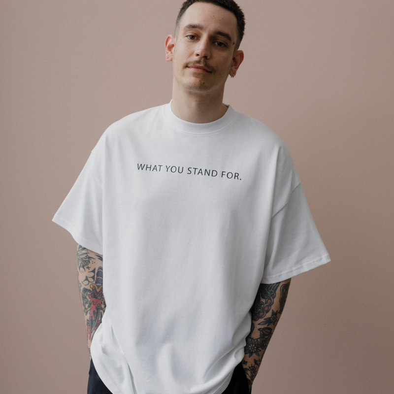 mit einem kauf der mode von what you stand for. unterstützt du eine nachhaltige und faire alternative in der modebranche und unterstütz aktiv andere menschen und gemeinnützige organisationen.