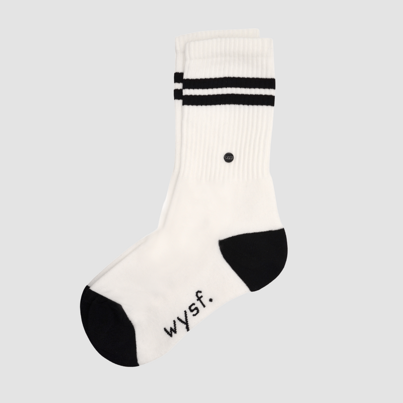 nachhaltige sportsocken damen, nachhaltige sportsocken herren von what you stand for. tennissocke, farbe weiß, schwarz. fair hergestellt in portugal. wysf. mode, mit der du zeigst, wer du bist.