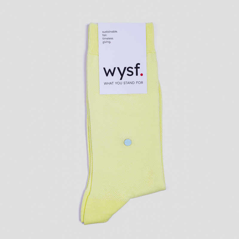 nachhaltige socken von what you stand for. piquet strickmuster, farbe pastellgelb. fair hergestellt in portugal. wysf. mode, mit der du zeigst, wer du bist.