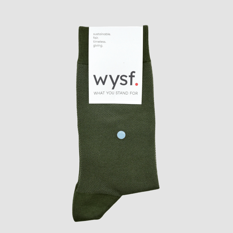 nachhaltige socken von what you stand for. piquet strickmuster, farbe dunkelgrün. fair hergestellt in portugal. wysf. mode, mit der du zeigst, wer du bist.