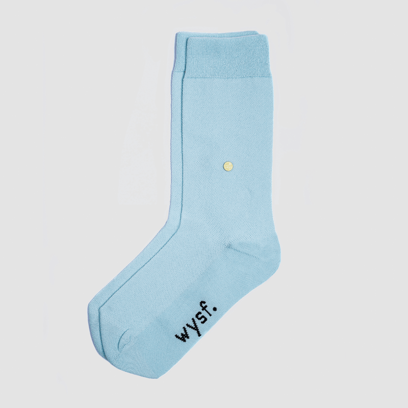 nachhaltige socken von what you stand for. piquet strickmuster, farbe hellblau. fair hergestellt in portugal. wysf. mode, mit der du zeigst, wer du bist.