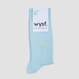 nachhaltige socken von what you stand for. rippen strickmuster, farbe hellblau. fair hergestellt in portugal. wysf. mode, mit der du zeigst, wer du bist. nachhaltige socken unisex. nachhaltige socken damen. nachhaltige socken herren. bio baumwolle. wysf.