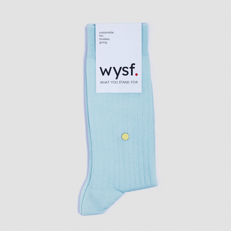 nachhaltige socken von what you stand for. rippen strickmuster, farbe hellblau. fair hergestellt in portugal. wysf. mode, mit der du zeigst, wer du bist. nachhaltige socken unisex. nachhaltige socken damen. nachhaltige socken herren. bio baumwolle. wysf.