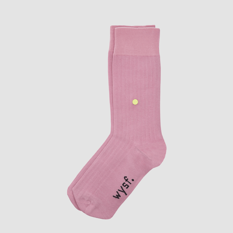 nachhaltige socken von what you stand for. rippen strickmuster, farbe altrosa. fair hergestellt in portugal. wysf. mode, mit der du zeigst, wer du bist. nachhaltige socken unisex. nachhaltige socken damen. nachhaltige socken herren. bio baumwolle. wysf.