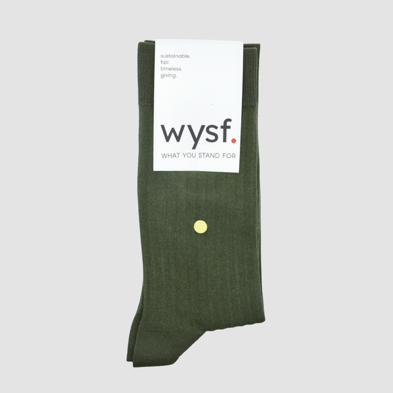 nachhaltige socken von what you stand for. rippen strickmuster, farbe dunkelgrün. fair hergestellt in portugal. wysf. mode, mit der du zeigst, wer du bist. nachhaltige socken unisex. nachhaltige socken damen. nachhaltige socken herren. bio baumwolle. wysf.