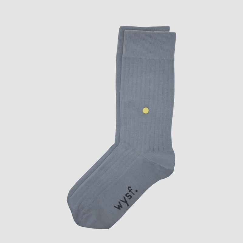 nachhaltige socken von what you stand for. rippen strickmuster, farbe grau. fair hergestellt in portugal. wysf. mode, mit der du zeigst, wer du bist. nachhaltige socken unisex. nachhaltige socken damen. nachhaltige socken herren. bio baumwolle. wysf.