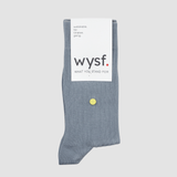 nachhaltige socken von what you stand for. rippen strickmuster, farbe grau. fair hergestellt in portugal. wysf. mode, mit der du zeigst, wer du bist. nachhaltige socken unisex. nachhaltige socken damen. nachhaltige socken herren. bio baumwolle. wysf.