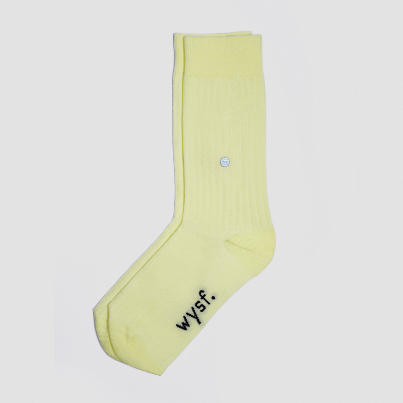 nachhaltige socken von what you stand for. rippen strickmuster, farbe pastellgelb. fair hergestellt in portugal. wysf. mode, mit der du zeigst, wer du bist. nachhaltige socken unisex. nachhaltige socken damen. nachhaltige socken herren. bio baumwolle. wysf.