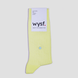 nachhaltige socken von what you stand for. rippen strickmuster, farbe pastellgelb. fair hergestellt in portugal. wysf. mode, mit der du zeigst, wer du bist. nachhaltige socken unisex. nachhaltige socken damen. nachhaltige socken herren. bio baumwolle. wysf.